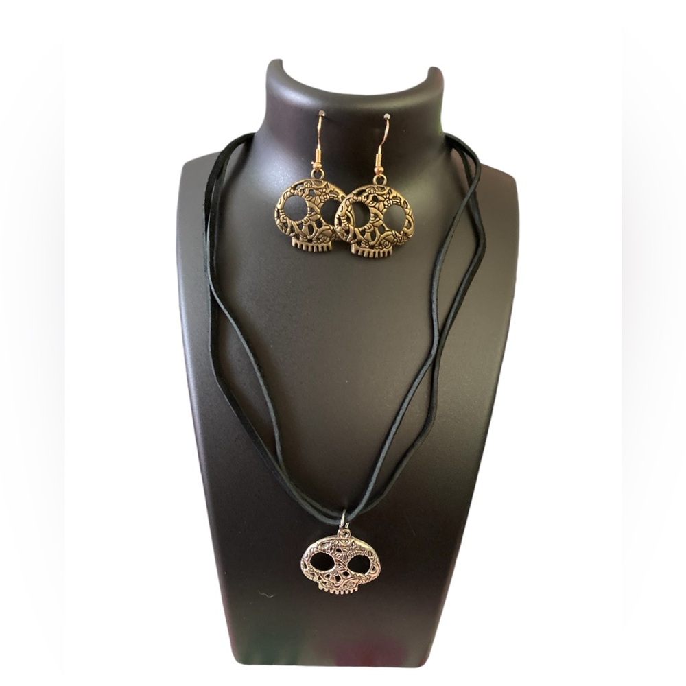 Suede 14” choker double strand necklace with matching vintage earrings.